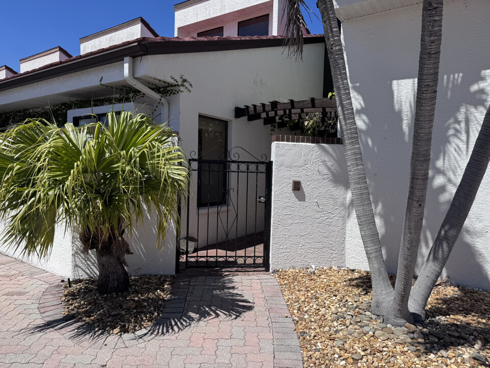5463 Harbour Castle Dr in Ft. Myers, FL - Building Photo