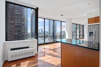 389 Washington St in Jersey City, NJ - Building Photo - Building Photo