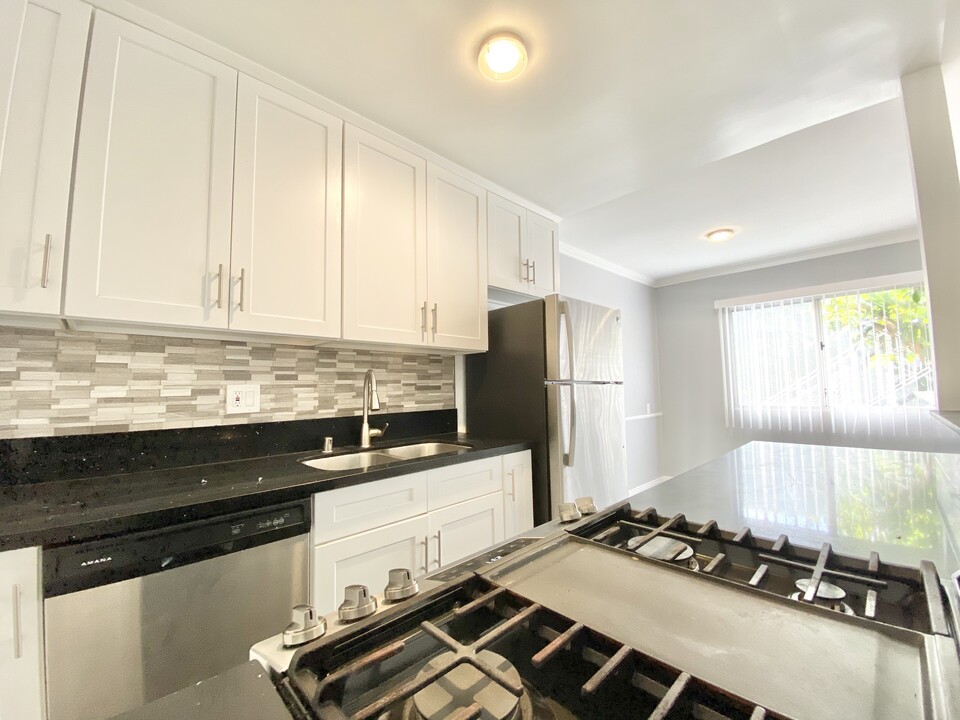 1260 S Westgate Ave in Los Angeles, CA - Building Photo