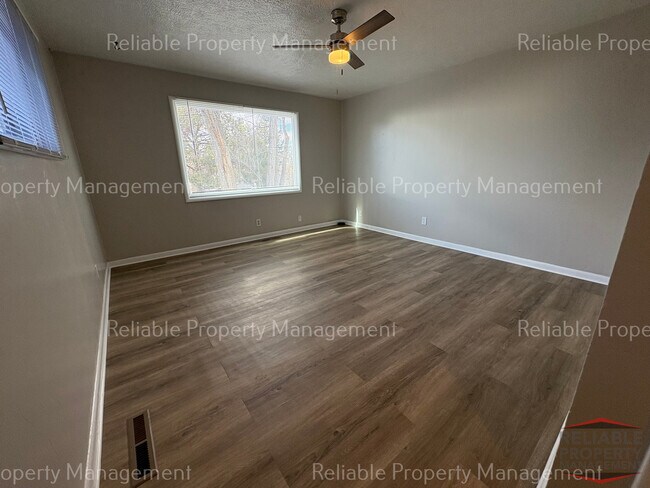 675 College St in Idaho Falls, ID - Foto de edificio - Building Photo