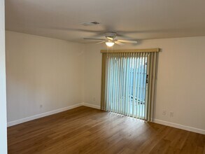 404 E Denton Dr in Euless, TX - Foto de edificio - Building Photo
