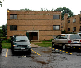 Arbor Court Apartments in Wheeling, IL - Building Photo - Building Photo