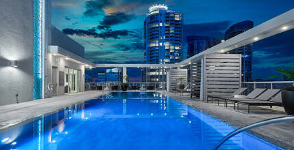 10X Riverwalk (4 West Las Olas) in Fort Lauderdale, FL - Foto de edificio - Building Photo