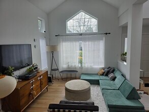 25728 SE 35th Pl in Issaquah, WA - Building Photo - Building Photo