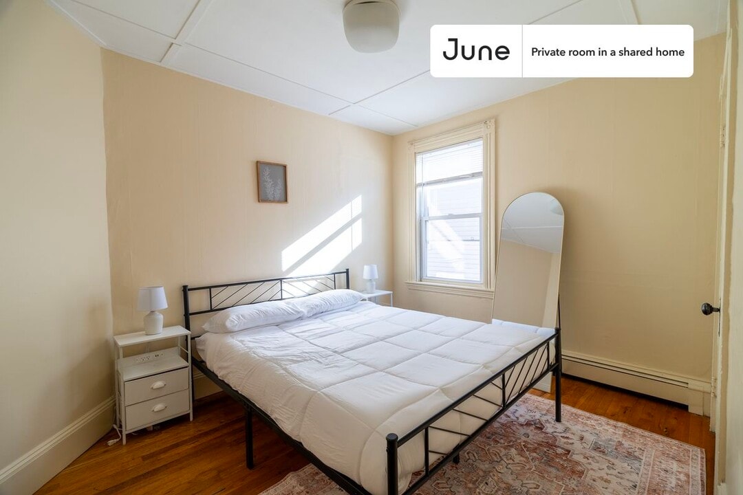 Private bedroom in 4 bed/1 bath Home in Boston, MA - Building Photo