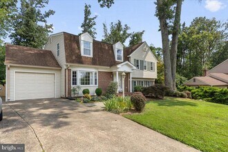 2215 Loch Lomond Dr in Vienna, VA - Building Photo - Building Photo