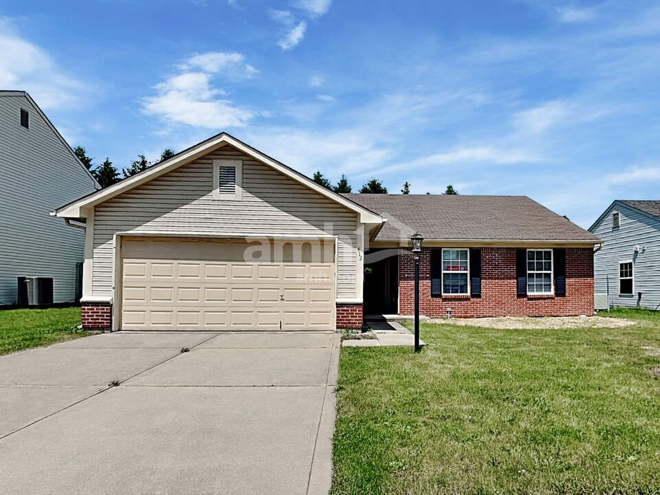 412 E Pine Ridge Dr in Westfield, IN - Building Photo