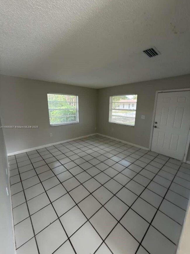 12010 NE 12th Ct in Biscayne Park, FL - Foto de edificio - Building Photo