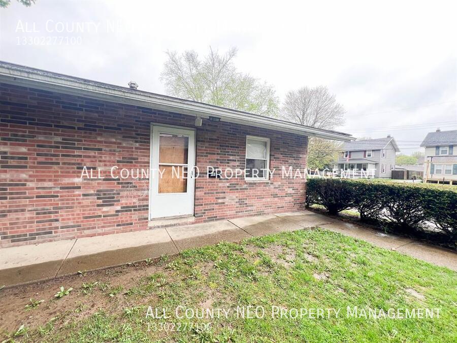 481 Tompkins Ave in Akron, OH - Building Photo