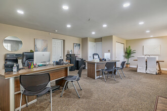 Courtyards on Glendale in Toledo, OH - Building Photo - Lobby