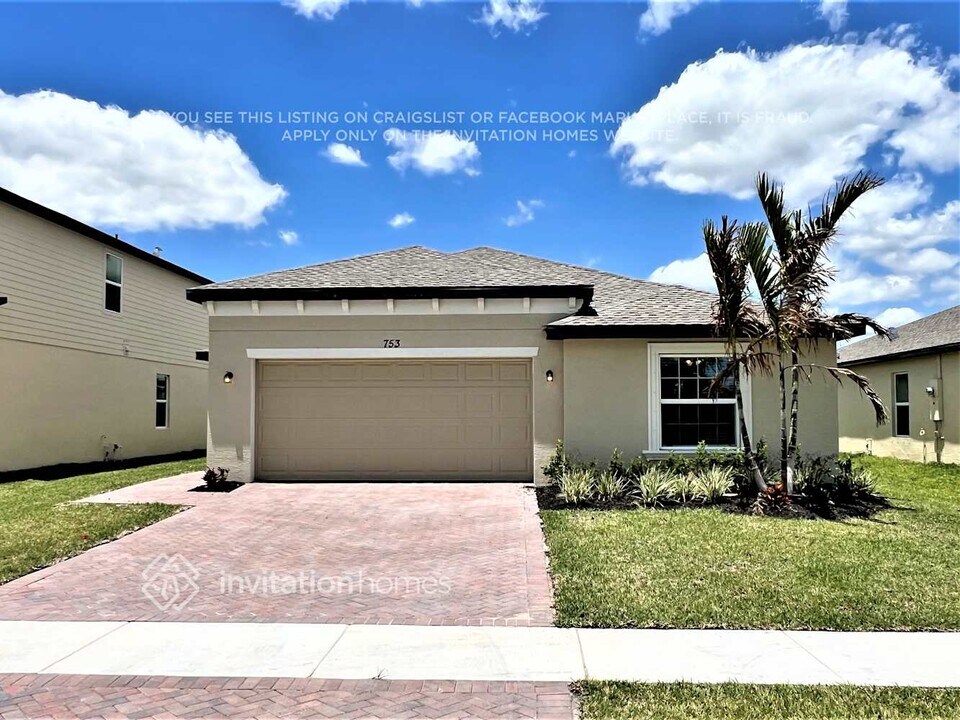 753 Carlyle Wy in Fort Pierce, FL - Building Photo