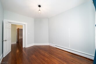 9 Kling St in West Orange, NJ - Foto de edificio - Building Photo