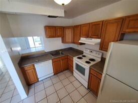 16750 NE 10th Ave, Unit 124 in North Miami Beach, FL - Building Photo