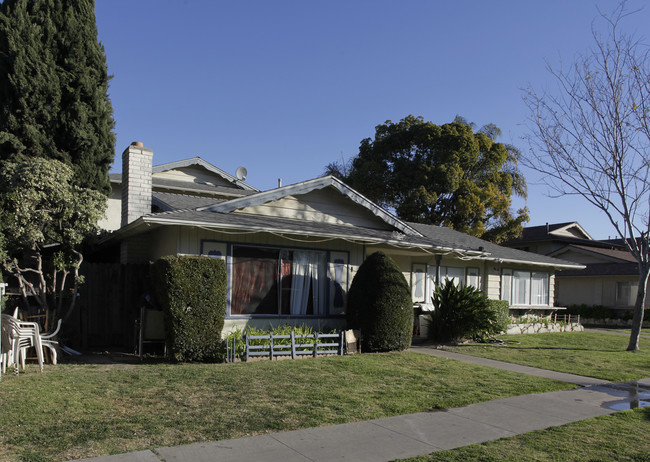 1559 E Canfield Ln in Anaheim, CA - Building Photo - Building Photo