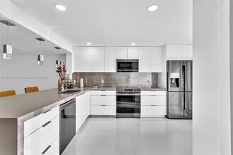 823 NE 26th Ave in Hallandale Beach, FL - Building Photo - Building Photo