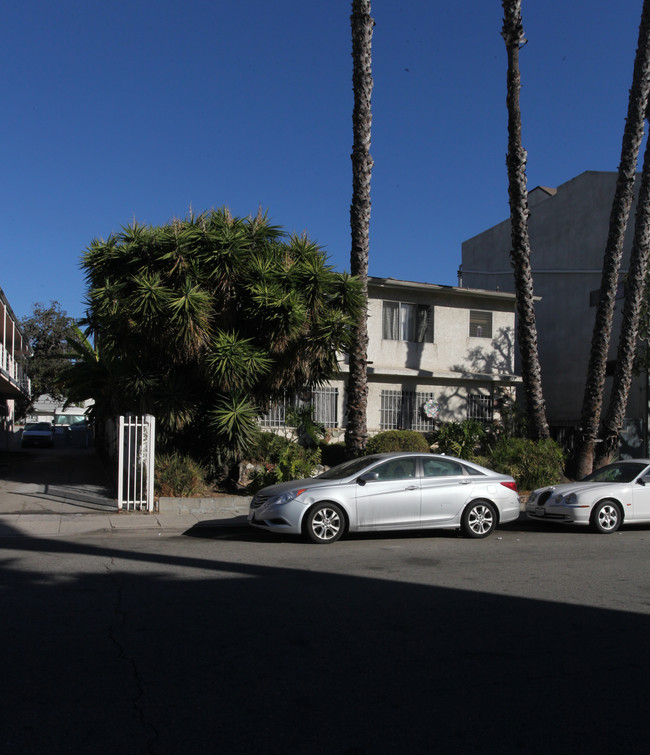 6537 La Mirada Ave in Los Angeles, CA - Building Photo - Building Photo