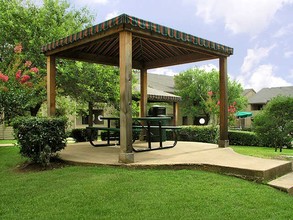 Cedar Bend Apartments in Arlington, TX - Building Photo - Building Photo