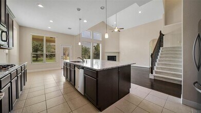 27 Waterfall Way in Tomball, TX - Foto de edificio - Building Photo