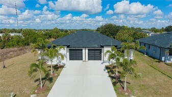 843 Duplex St E, Unit B in Lehigh Acres, FL - Building Photo