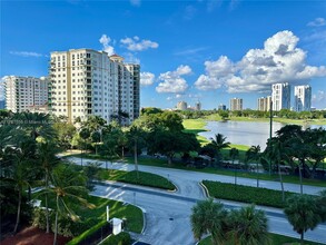 20185 E Country Club Dr, Unit # 505 in Miami, FL - Building Photo - Building Photo