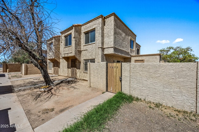 4623 E Southgate Ave in Phoenix, AZ - Building Photo - Building Photo