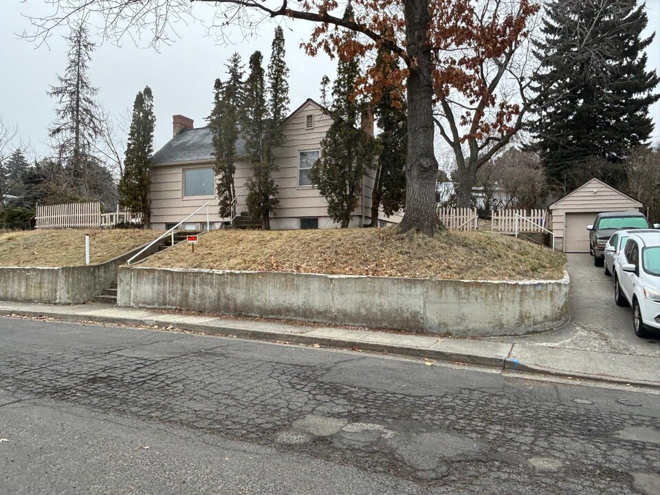 1040 NE Duncan Ln in Pullman, WA - Foto de edificio