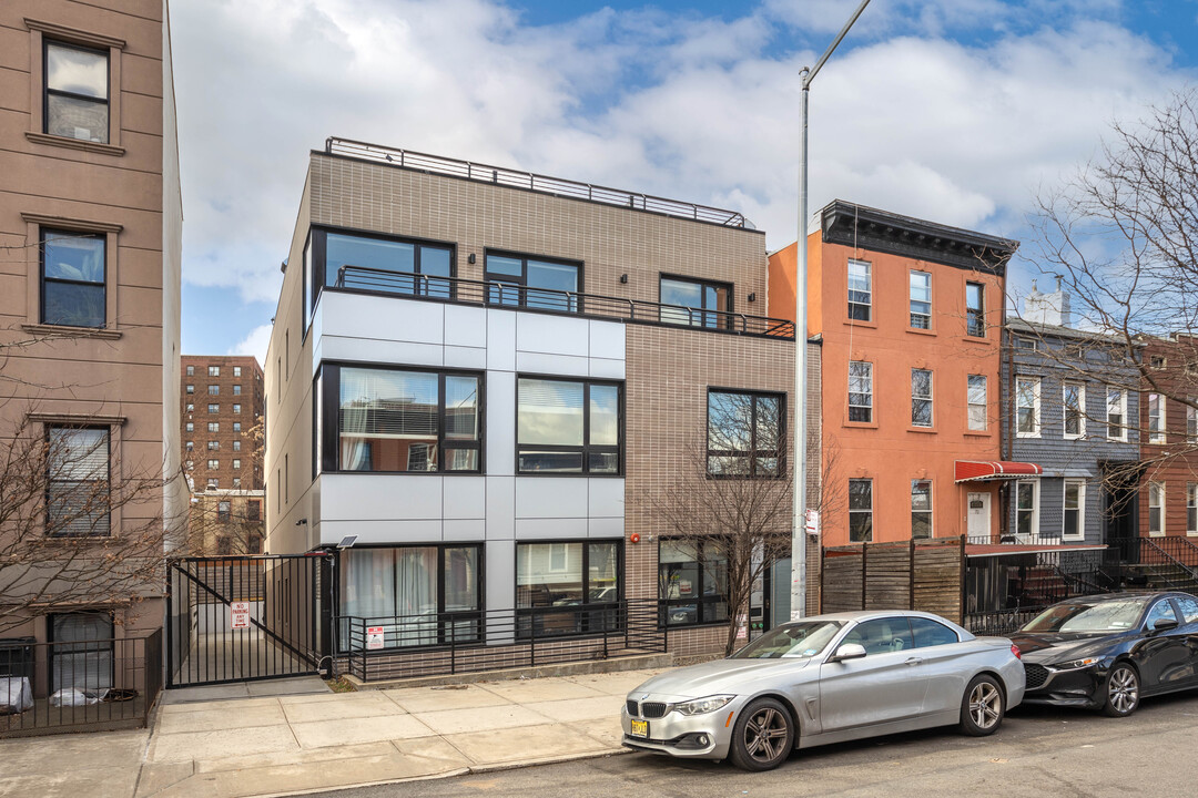 74 Adelphi St in Brooklyn, NY - Foto de edificio