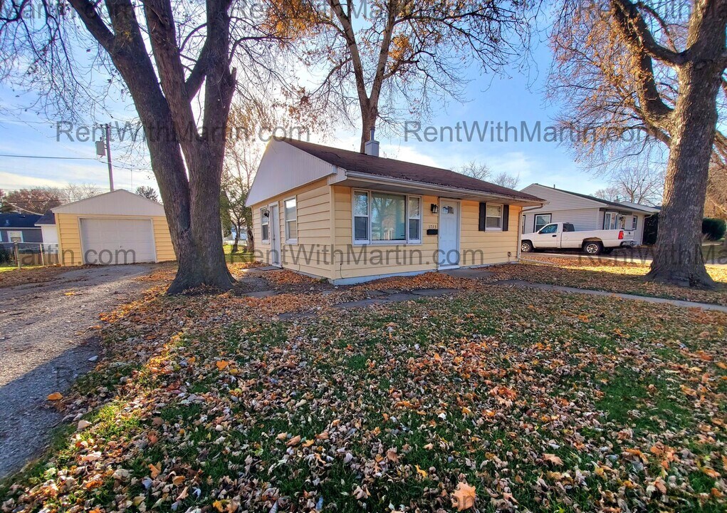 1733 Seneca Ave in Waterloo, IA - Building Photo