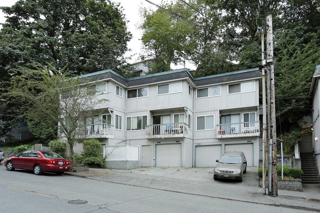 7063 Lincoln Park Way SW in Seattle, WA - Building Photo