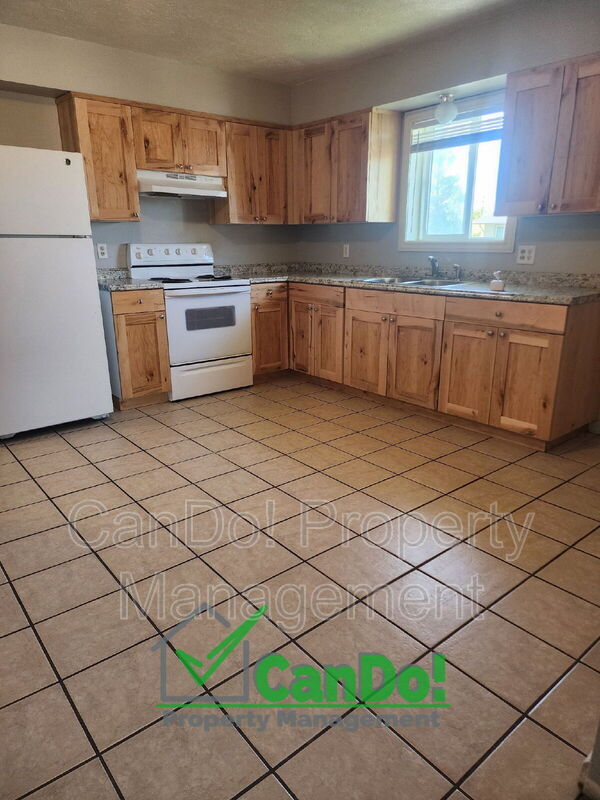 225 Carol Dr in Blackfoot, ID - Foto de edificio - Building Photo