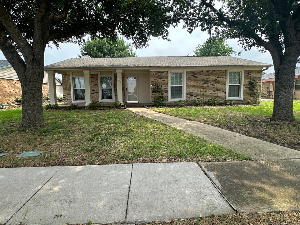 2112 E Peters Colony Rd in Carrollton, TX - Building Photo