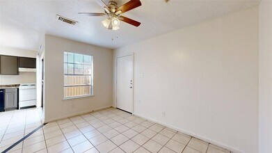725 Peppertree Dr, Unit 16 in Bryan, TX - Building Photo - Building Photo