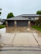 707 Edge Point Ct in De Pere, WI - Building Photo