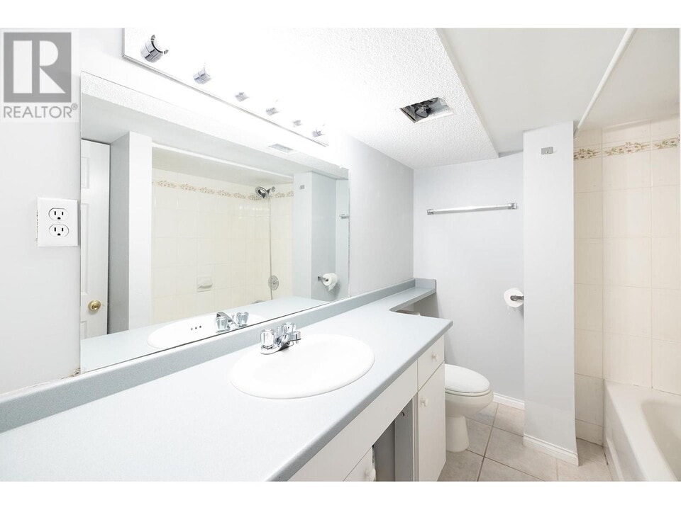 153 W 64th Ave in Vancouver, BC - Building Photo