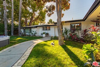 22428 Victory Blvd in Los Angeles, CA - Building Photo - Building Photo