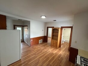 158 S Main St, Unit 3 in Manchester, CT - Foto de edificio - Building Photo