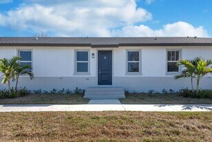 260 Rotonda Blvd W in Rotonda West, FL - Building Photo