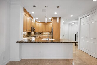 3861 - 3875 NE 22nd Way in Lighthouse Point, FL - Foto de edificio - Building Photo