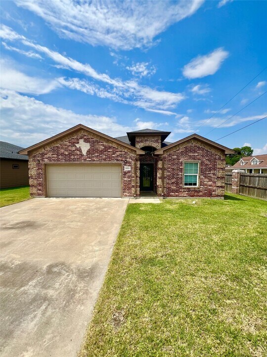 2875 Amber Ave in Groves, TX - Building Photo
