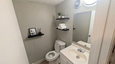 1711 Burton Dr in Austin, TX - Foto de edificio - Building Photo