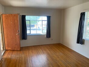 310 Madison St NE, Unit Front Unit 310 in Albuquerque, NM - Building Photo - Building Photo