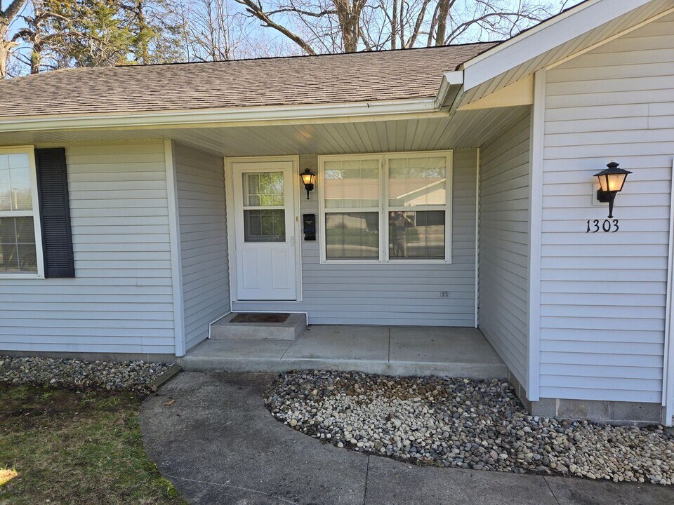 1301-1303 E Congress St in Sturgis, MI - Building Photo