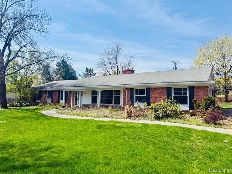 5730 Burnham Rd in Bloomfield Township, MI - Building Photo