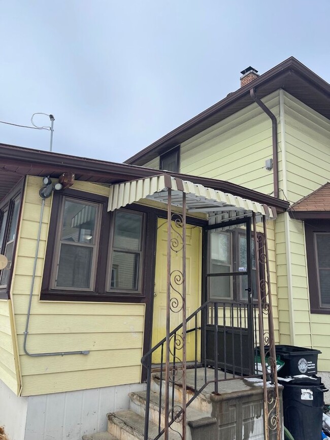 property at 2121 Lothrop St