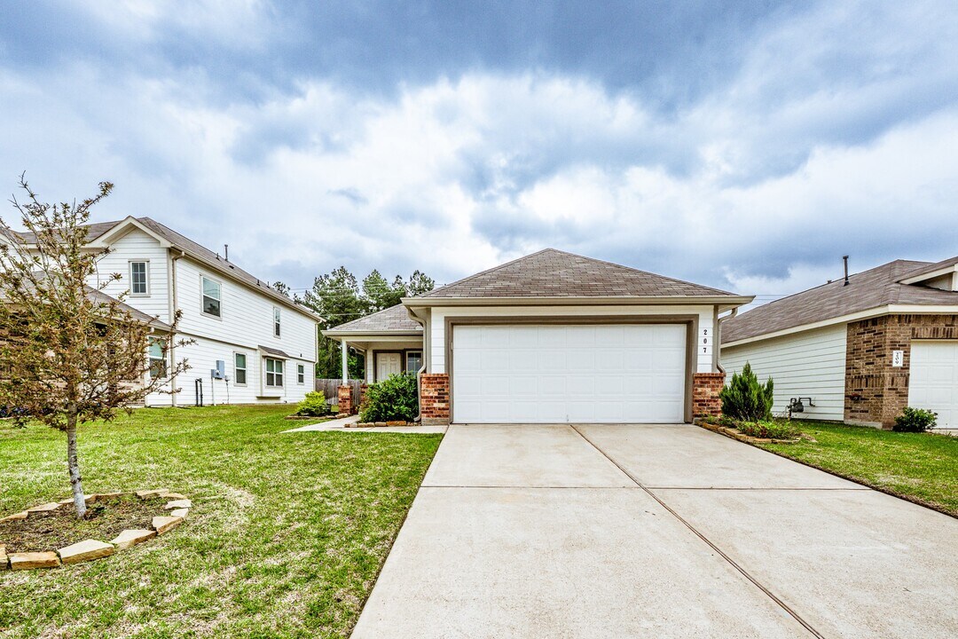 207 Black Bear Dr in Huntsville, TX - Foto de edificio