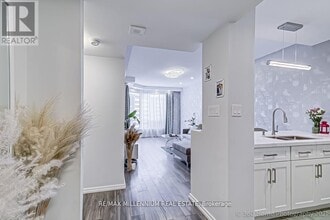 3 Hickory Tree Rd in Toronto, ON - Building Photo - Building Photo