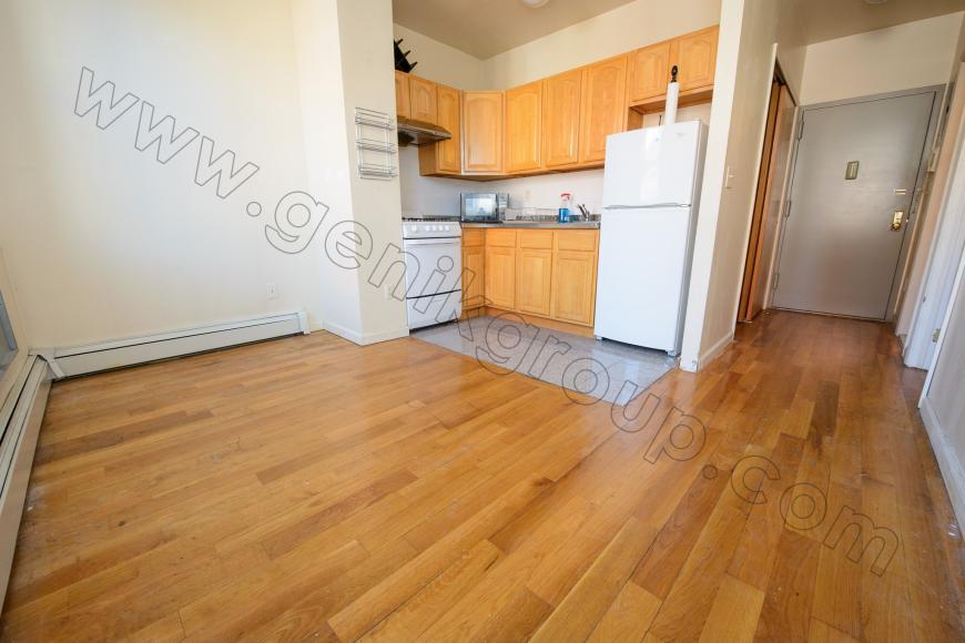 327 Grand St in New York, NY - Building Photo