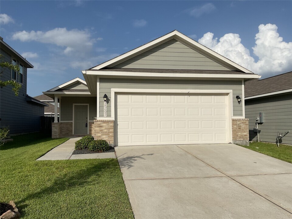 25497 Northpark Spruce Dr in Porter, TX - Building Photo