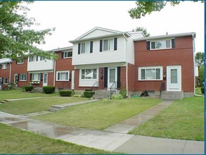 Colonial Park Townehouses in Topeka, KS - Foto de edificio - Building Photo