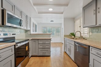 9632 N 58th Ln in Glendale, AZ - Foto de edificio - Building Photo